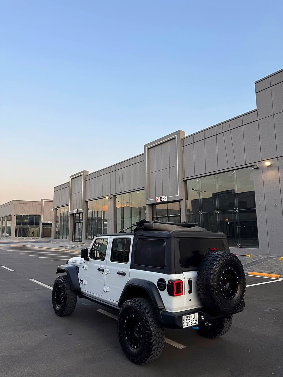 {Jeep Wrangler 2022}
🇺🇸~~~~~~~~~~~~~~215$~~~~~~~~~~~~~~🇺🇸
            ( وارد امريكى بدون صبغ و بدون تعديل )
               (سياره گير عادى 4*4 كامل تزويد )
موديل : 2022
مكينه : V6 سلند 3.6ليتر بنزين 
ماشيه : 35الف مايل حقيقى 
لون : ابيض
رقم شاصى : 1C4HJXDG9NW124191
رقم : اربيل سنوى جديد حتى 2030 تحويل مباشر 
مواصفات: فول عادى بس بصمة و كاميرا و دبل اكسل
مكينه و گير و كهربائي كل شرط 

مكان سياره / اربيل شارع ٦٠ 
رقم موبيل / ***********
                   ***********
              (سيارة جاهزه الحمدلله بدون اى نقص)
~~~~~~~~~~~~~~~~~215$~~~~~~~~~~~~~~~~ أربيل, العراق
