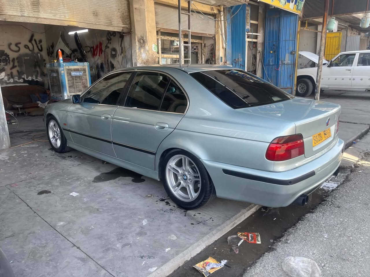 BMW سەقەر بۆ فرۆشتن مۆدیل ١٩٩٨ کامل کراوە بە ٢٠٠٣ پشت و پێش M چوار تایە و ویلی لۆک شاشە ئایپاد تەبرید سارد و گەرم لەسەر سویچ❄️٥٢٨دەبڵ دیجیتاڵ گێر و مەکینە تەقە و ڕەقەی بە شەرت سەیارەکە ساخە مەنەفێسی ئیبراهم خەلیلی لەگەڵە سەقفی بێ بۆیاخ بێ دەعم و لێدراو کامل لایت عەدەسە زینۆن ٨ئێرباگ گێڕ عادی و تۆماتیک و سپۆرت چوار جام ئۆئۆ و فول فولە بەس سڵاید نییە گۆڕینەوەش ئەکەم لەسەر دڵ گرتن شوێن پێنجوێن  *********** واتسئەپ و ڤایبەری لەسەرە

نص مكتوب في الصور:
- mashlah 🧿🤲 خوای گه‌وره‌ بیکات به‌ نسیبی ئه‌وه‌ی حه‌زی لێیه‌تی 🧿
- mashlah
- mashlah 🧿🤲🏻