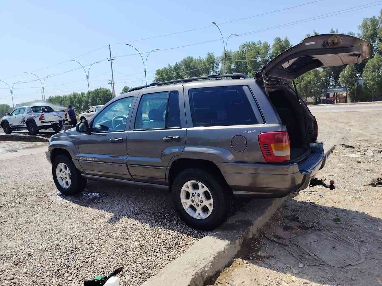 السلام عليكم جيب شيروكي موديل 2000 رقم بصره مشروع وطني بسمي محرك وكير محور 3000 ترايك وين مايعجبك سياره مكفوله بلاديه  وحاهزه من كلشي تخم تاير حداديه تبريد ثلج سياره حلوه احله من الصور مال جناي  للبيع السعر 50 وبيها مجال للطبين رقم الهاتف *********** مكان السياره ناصريه قضاء الدوايه
