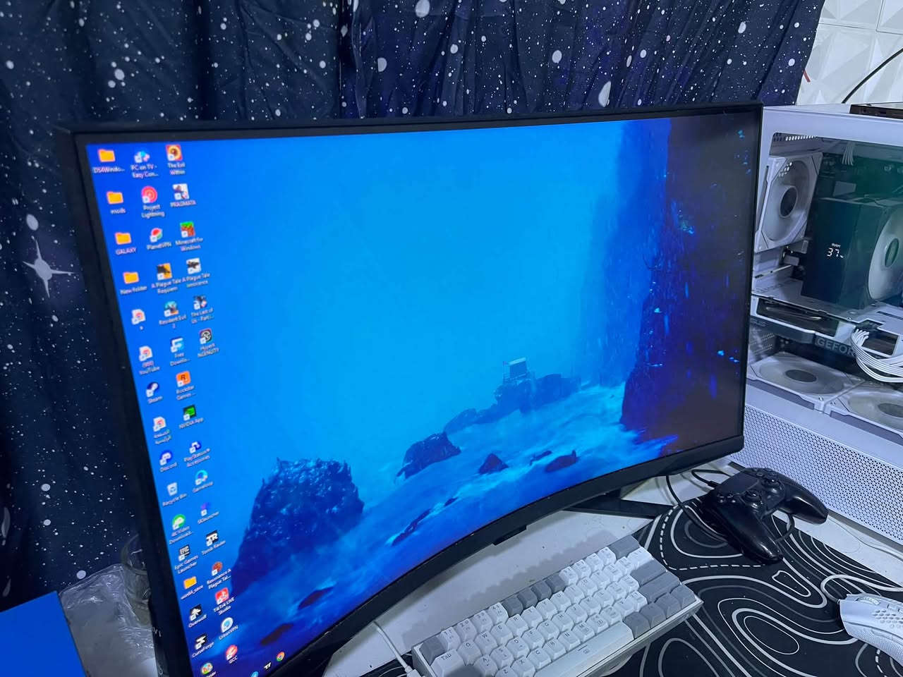 السلام عليكم Samsung odyssey g6
2k (1440 x 2560)

240hz (فريم)

HDMI 2.1 اثنين

DP 1.4

G-sync

HDR 10

حجم 32 inch 

تحتوي على مكبرات صوت 

المونيتر smart بنضام Samsung smart tv مع ريموت واحد

السعر : 550 و بيها مجال 

مكاني : البصرة المعقل و عندي توصيل فقط المناطق القريبة

رقمي : ***********
