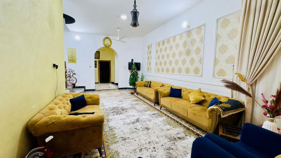 السلام عليكم العقار للبيع العنوان كوت الحجاج الجديد خلف مدارس الفراهيدي او قرب دائرة المجاري المساحة ٢٥٠متر الواجهه ١٢,٥٠م النزال ٢٠م طابو ملك صرف تحويل مباشر
الطابق الارضي : غرفتين منام + صالة +مطبخ حار وبارد +استقبال وكراج وحديقة ومجموعتين صحية
الطابق الاول : اربع غرف منام + مطبخ مفتوح ع الصالة + ٣ حمامات 
السعر 575مليون للاستفسار ***********
