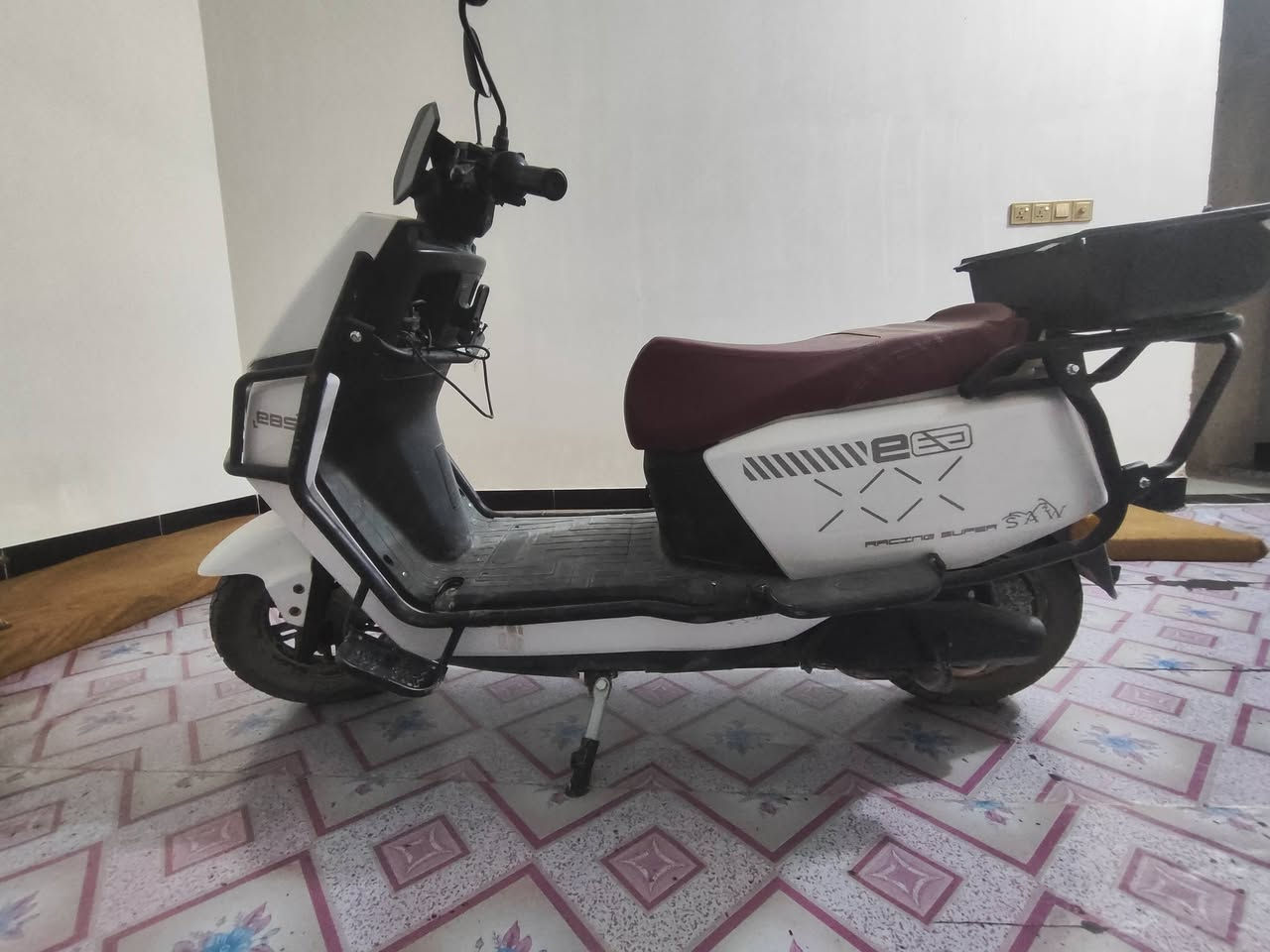 سلام عليكم 
عدي دراجه من نوع Super SAW (أو SAW 
Racing Super)، وتشتهر  
 باسم SAW.
الماركة/الطراز: SAW / Racing Super (موديل eBS / e60). 
الي يعرف بلشحن يعرف الي دا احجي اني 
تجي تفحص وين متريد على راحتك 
الرقم : ‏‪***********‬‏
السعر : 800 وبيه مجال
ادمن وافق
