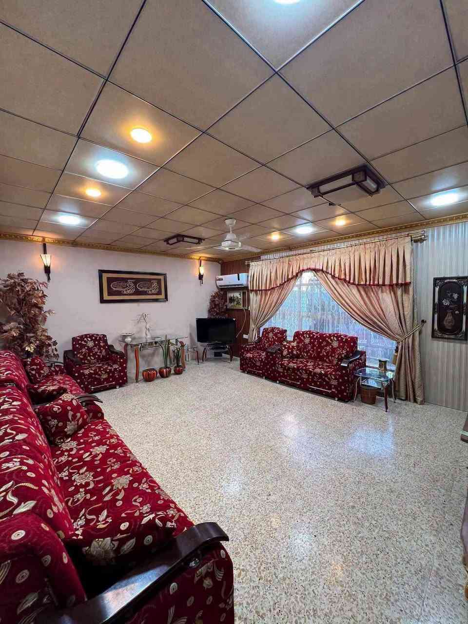 السلام عليكم دار للبيع
والطابق الثاني شقة باسم الشرعي دار كلش حلو ومرتب 
وبسعر مناسب العنوان حي الزهراء المدخل الأول 
‏‪***********‬‏

