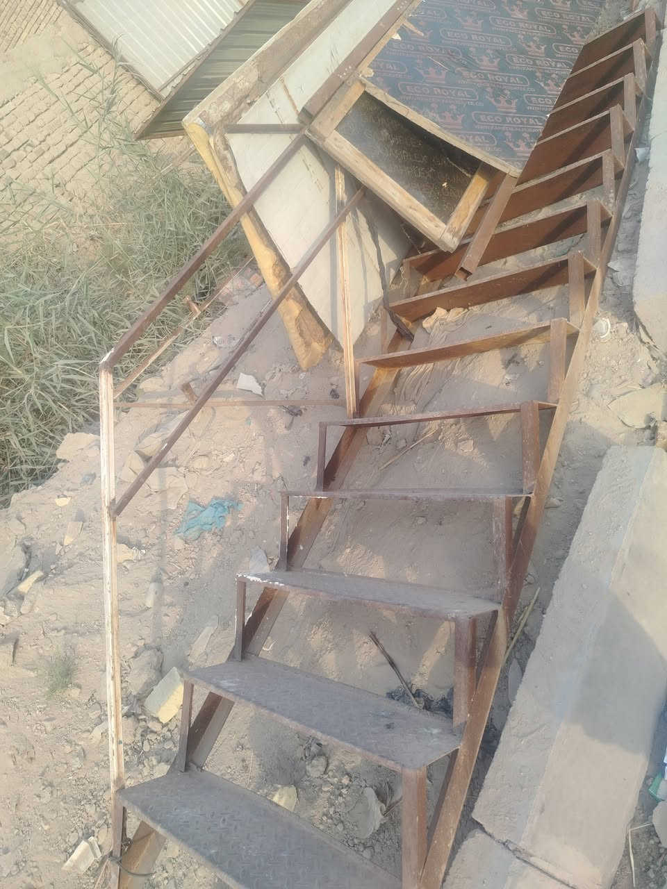 حديد • سقيفة جينكو • درج حديد