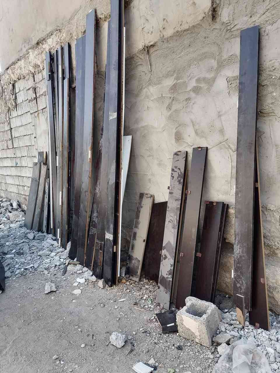 متاح رفوف مال محل موبايل ويه ميز عدد 2 ويه طبقات حايط بي قياس ٣امتارويه اخشاب عدد ٤٠ قطعة شلع ويه ٦٠ الف ***********
