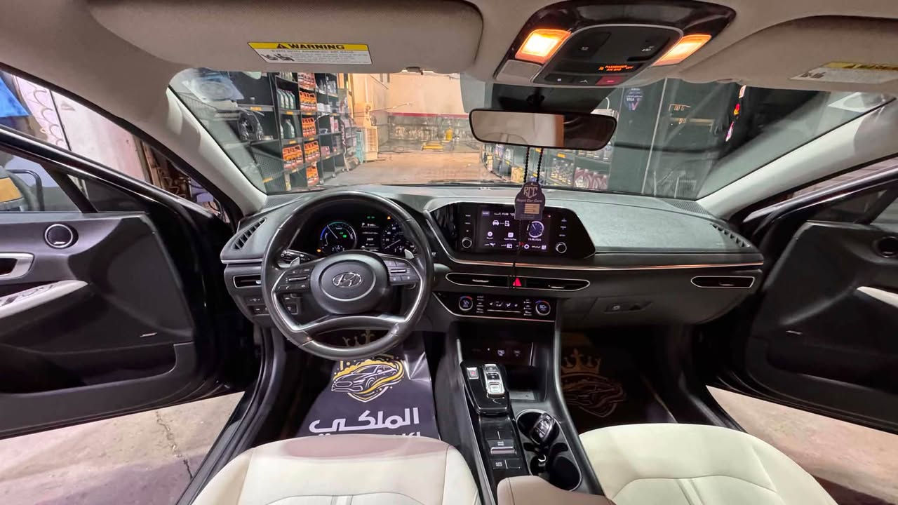 للبيع فقط بدون مراوس
سوناتا 2022 

فول مواصفات عدا الفتحه 

مكفوله من الصبغ والتبديل والايرباك والدواخل حادثها بالتاير

وبالعراق انطخت الباب بعدها ع وضعها 

السياره حلوه ونظيفه بيها ملاحظات بسيطه 

كير مكينه مكفولات

مكينه 2000 

مكانها بغداد سيديه 

***********
