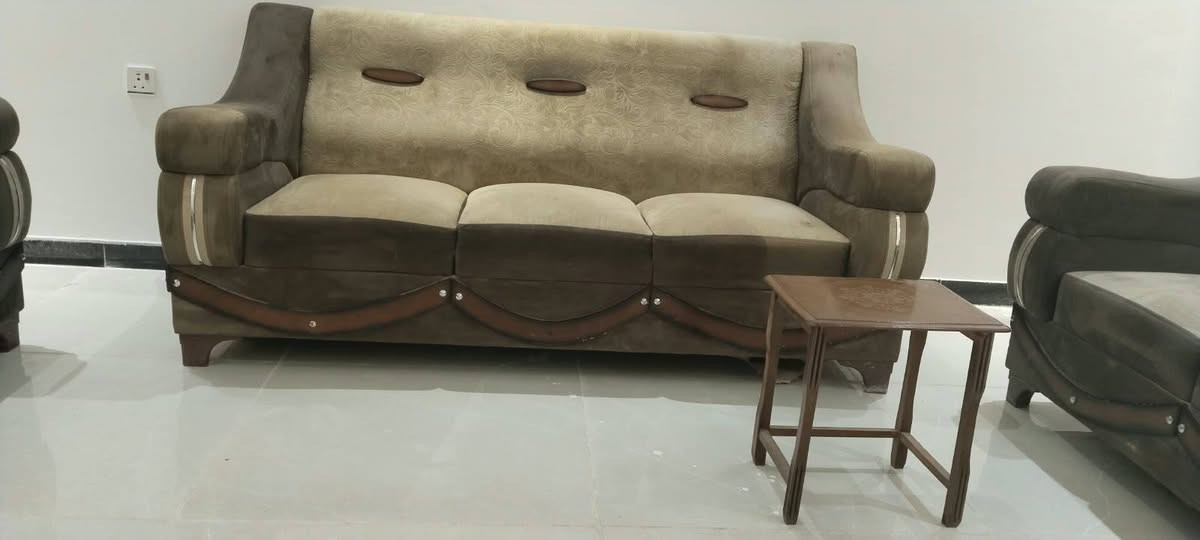 تخم للبيع  خمس قطع  نظيف جدا كما موضح في الصوره  بالاضافه إلى ذلك هديه  ٦ قطع طبلات خشب مع تخم  
التواصل ***********
