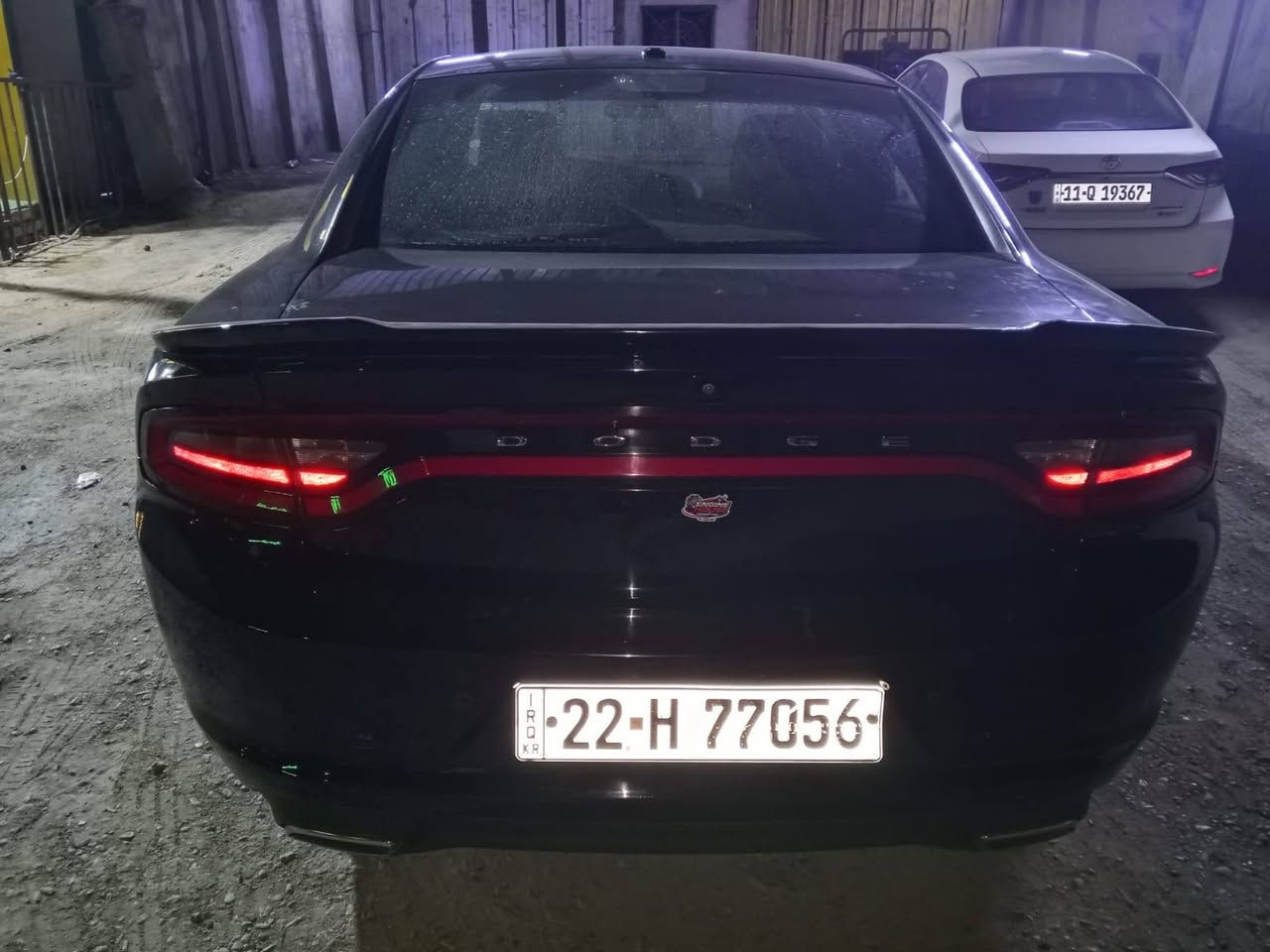 سلام  عليكم 
دودج تشارجر SXT موديل 2020
المحرك:
6 سلندر (V6)
سعة 3.6 لتر
قوة 292 حصان
عزم 352 نيوتن.متر تقريبًا
ناقل الحركة:
أوتوماتيك 8 سرعات
الدفع:
خلفي (RWD)
تتوفر نسخ بدفع رباعي (AWD)
استهلاك الوقود:
حوالي 9–11 كم/لتر حسب طريقة القيادة
سعة خزان الوقود:
70 لتر تقريبًا
التسارع:
من 0 إلى 100 كم/س خلال حوالي 6.4 ثانية
المميزات:
شاشة لمس 7 بوصات (بعض النسخ 8.4 بوصة)
كاميرا خلفية
تشغيل بالبصمة (Push Start)
مثبت سرعة  
ممشه سياره 73 مايل
ملحظه السياره بدون حدث كلاين فقط بيه طلقه بلقمره + BAR بلجملغ الايمن الامامي السعر 190 وبيه مجال بسيط + صور حدث السياره بلمنشور مكفوله من الصبغ السياره 
موجود واتساب ***********
