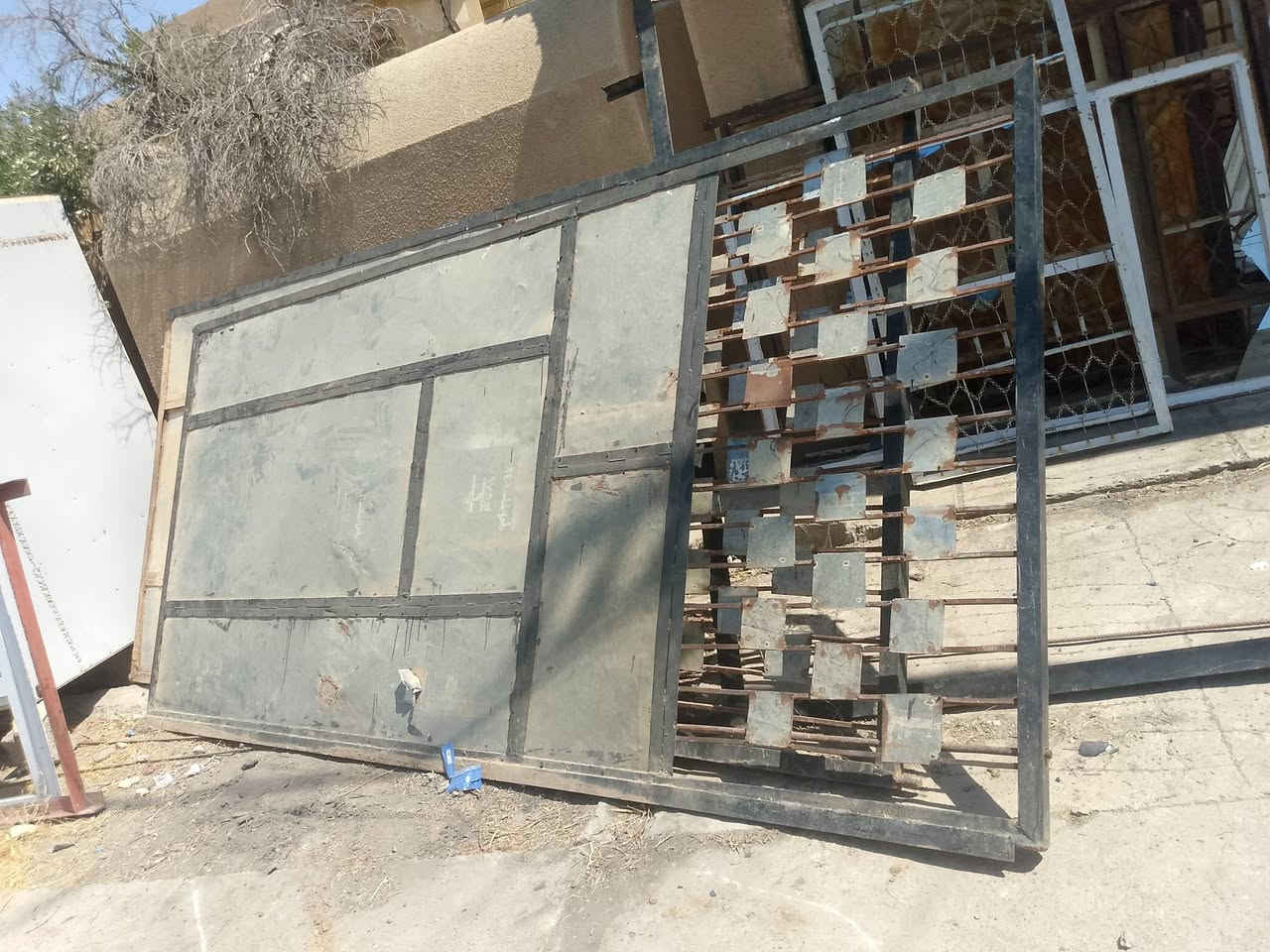 باب حوش قياسي 4*4 عنوان طريق مستشفى العام قرب جيش شعبي اي استفسار ***********
