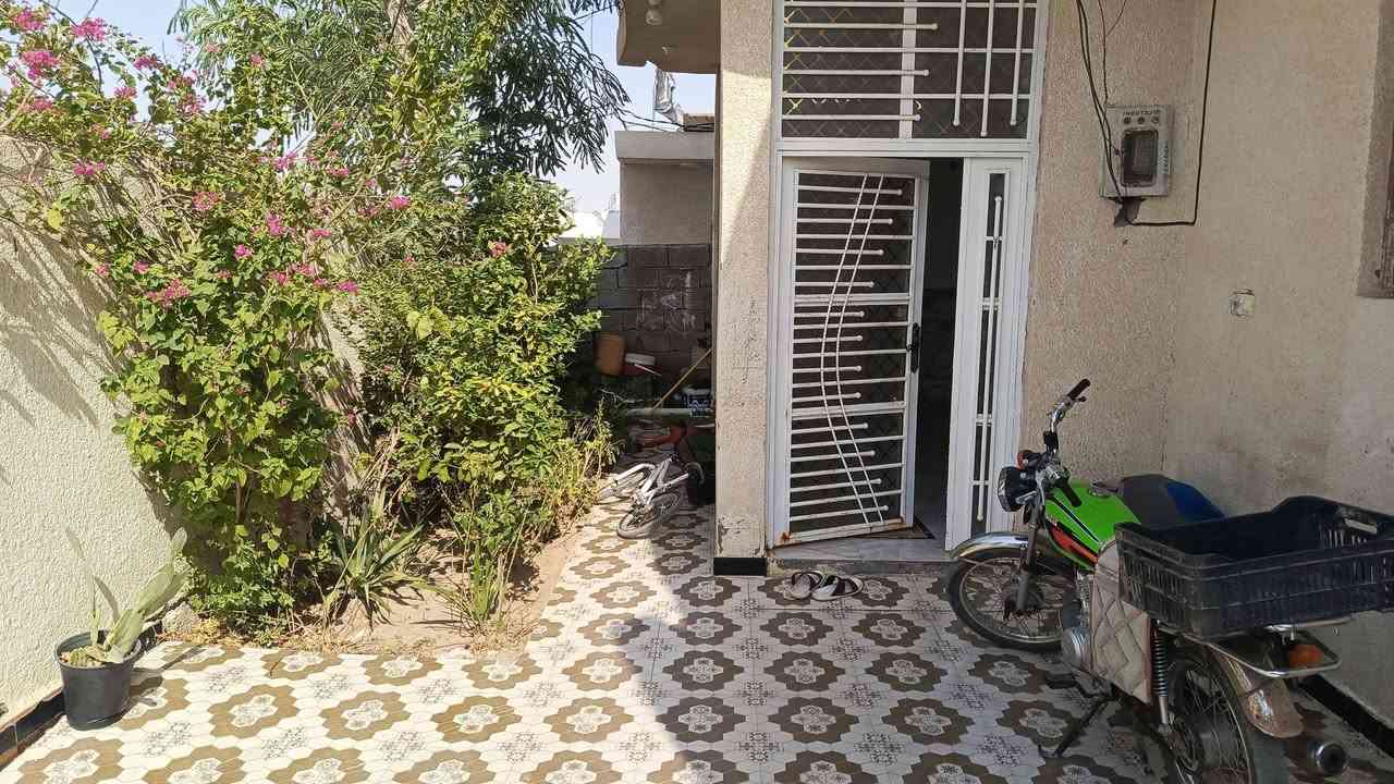 السلام عليكم بيت للبيع زراعي مشمول في التطويب في حي الجهاد /الزنابره /على جهة الشط  مقابيل محلات اسواق الصدرين.. البيت كامل من كلشي سيراميك وابياض وتأسيس ماء وكهرباء... السعر 55 مليون بي مجال بسيط ***********
