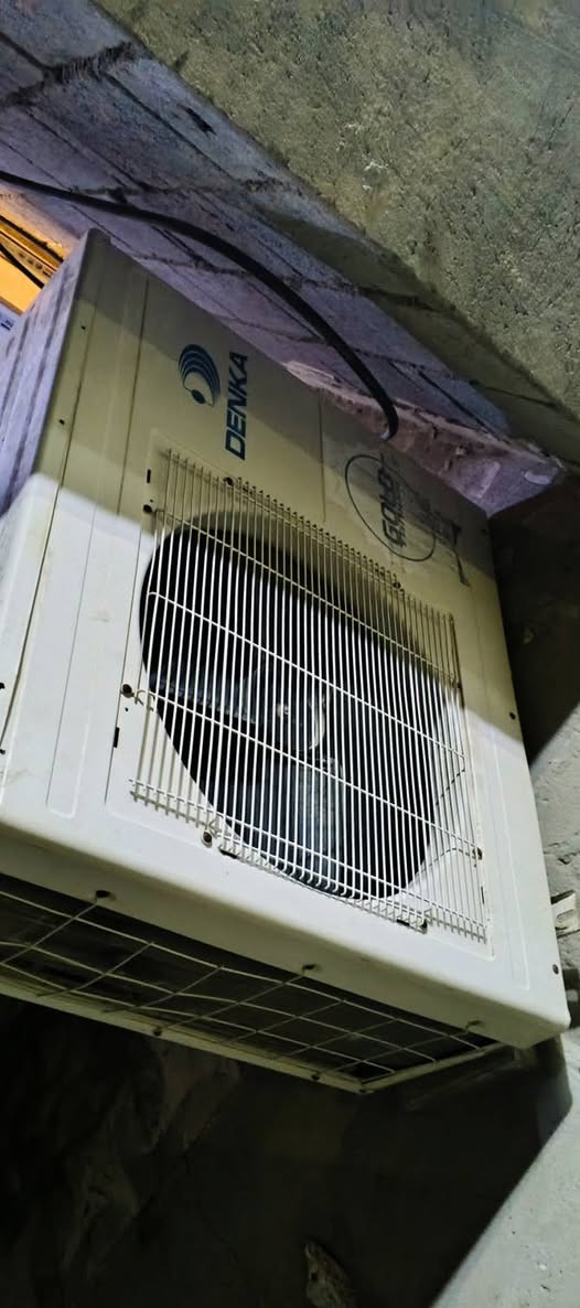 للبيع
سبلت عمودي 3 طن نوع دنكه 
شقال عل فحص تبريد ثلج 
ما مصلح بلادي 
سبلت كامل جيب وشد 
ريموت ويه تجي شقل وشوف تبريده وتاخذ 
مكاني البصرة شارع القائد 
السعر 600 الف  بي مجال قليل 
  📞 ***********
