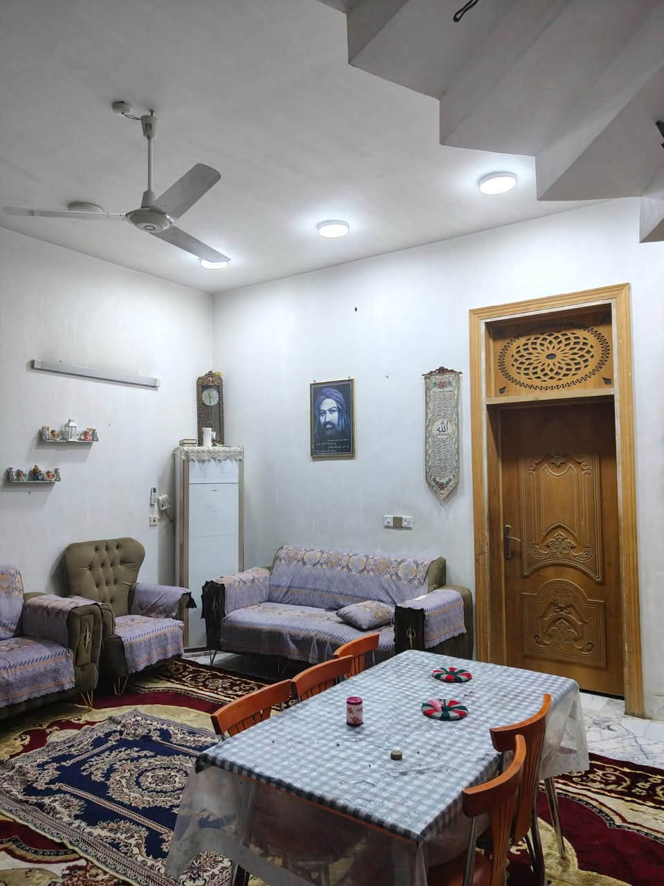 دار للبيع المساحه 187 م طابو ملك صرف طابقين بناء حديث 3 غرف نوم مجمع صحي داخلي وخارجي هول استقبال مطبخ مناور كراج سياره نادر الثانيه خلف النسيج خدمات كامله من ماء وكهرباء تبليط مجاري. 
***********
***********
