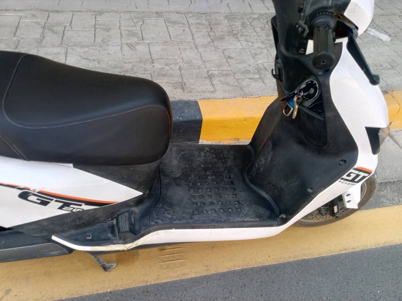 دراجة شحن GT20للبيع سعر 750الف ظمان شركة ياديا ملف بطاريات
السلام عليكم، ممكن تذكرلي شكد سعة البطارية بالضبط ونوعها، وكم مدى المشي بالشحنة الواحدة تقريباً؟: 
30امبير 72فولت
إذا ممكن، شنو سنة الصنع أو سنة الشراء؟ وهل الدراجة بعد الضمان بالكامل لو بس البطارية عليها ضمان شركة ياديا؟: 
2025
منو مكان الدراجة بالمدينة؟ وأي منطقة بالضبط حتى نرتب للمشاهدة والتسليم؟: 
العبيدي شارع 20 
هل بيها أي ملاحظة أو عطل ولو بسيط غير واضح بالصور، مثل الكفرات/البطارية/الفرامل/الإنارة؟: 
اشخوط جهة اليمين
شنو آخر سعر نهائي؟ وهل وياها الشاحن الأصلي أو أي ملحقات ثانية؟: 
بيه مجال