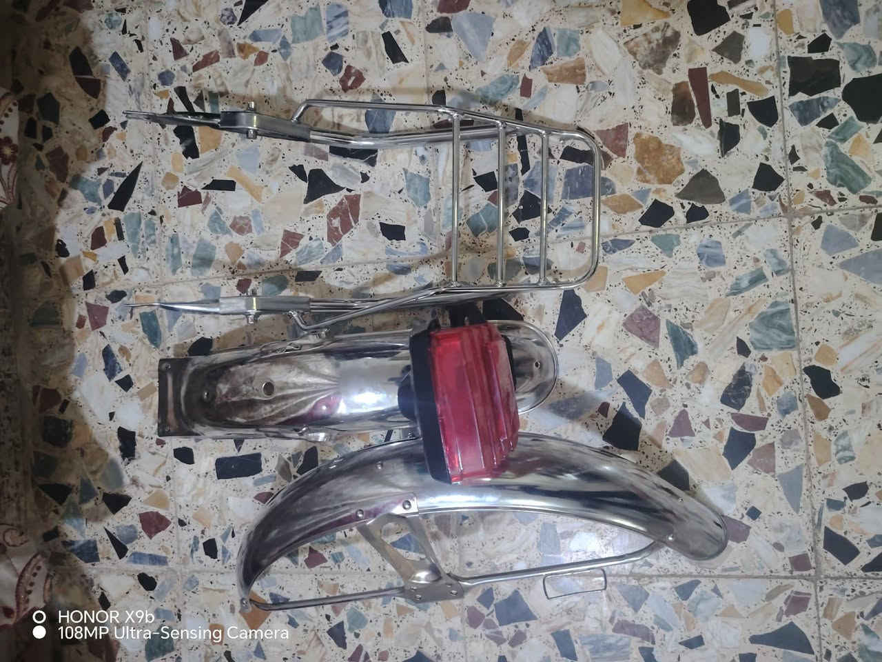 مال شلامجه اصلي جبتها طلعتها من الحجز ما مشدودات قيم بما يرضي الله بك لايت شغال كله جديد ***********

نص مكتوب في الصور:
- O HONOR X9b 108MP Ultra-Sensing Camera
- HONOR X9b
- 108MP Ultra-Sensing Camera