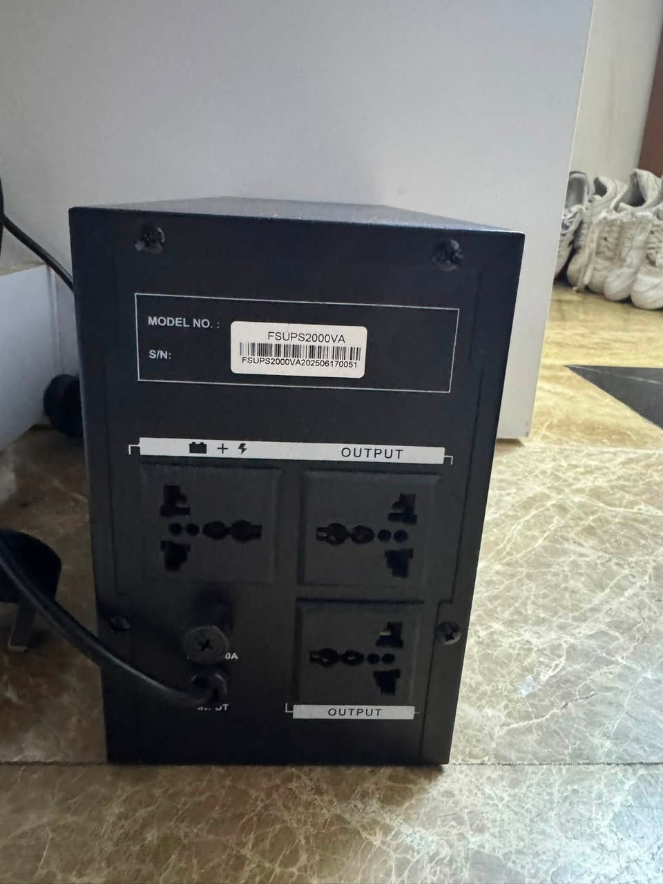 للبيع: يو بي اس (UPS) بحجم ضخم 2000VA / 1200W جديد شبه زيرو
 الماركة والموديل: MASS - FSUPS2000VA
 القدرة والطاقة: 2000VA (يعادل 1200 واط فعلي) – قدرة عالية جداً تشغل أجهزة متعددة.
 الحالة: جديد بحالة الزيرو (Open Box / فتح باكيت للتجربة فقط)، بكاملي ملحقاته وكارتونته الأصلية (Open Box).
 سبب البيع: عدم توافق مع باور سبلاي حاسبتي الشخصية، لأن الحاسبة تحتاج نوع Online UPS حصراً.
 المواصفات والخصائص:
 منظم فولتية داخلي ذكي (Boost and buck AVR).
 شاشة وإضاءة إشارات مع حماية متكاملة من الحمل الزائد.
 خاصية الشحن أوتوماتيكياً وهو طافي (Off-mode charging).
 خاصية التشغيل بدون كهرباء وطنية (Cold start function).
 السعر: 125 ألف دينار (وبيه مجال بسيط للطيبين).

واتساب: ***********
