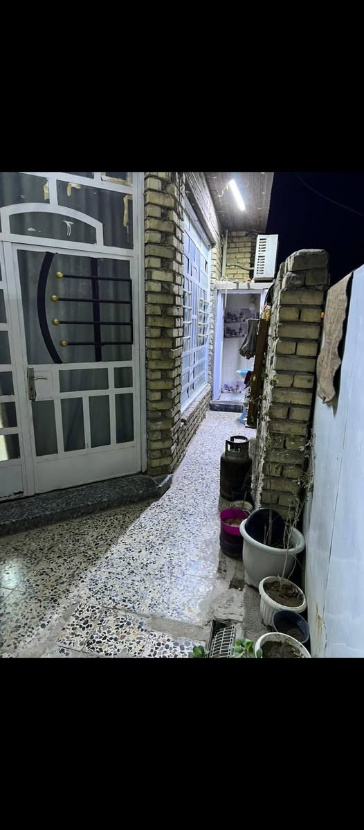 سلام عليكم بيت مساحته 150متر كامل البيت غرفتين واستقبال وحولي ومطبخ وترك اثنين صحيات خارجي وداخلي والقاط الفوك هيكل 3غرف مع صحيات ***********
