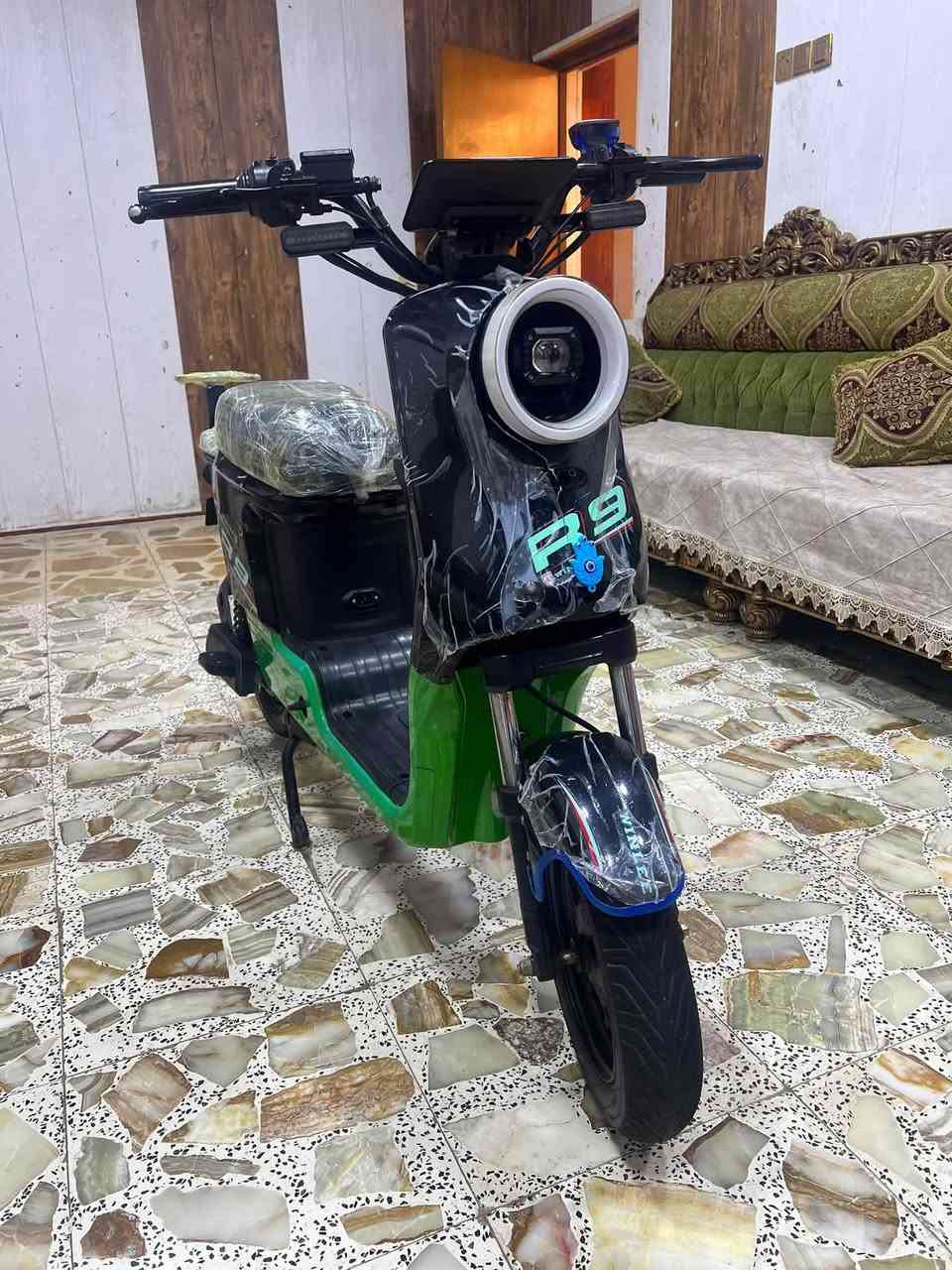 السلام عليكم دراجه ار 9 للبيع السعر 350 بيها مجال 
***********
