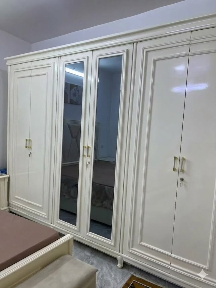 السلام عليكم 
غرفة صاج عراقي اصلي  بتصميم تركي شغلها كله راقي ومستخدمة استخدام بسيط جديدة صبغ حراري ما بيها اي كسر او خدش 
كنتور ( بدون ملحق ) 
جرباية 
٢ كومديات 
جزامة 
شازلون 
ميز تواليت 
طابورية 
للأستفسار الاتصال على الرقم : ‭***********‬
ملاحظة : معدلة بالذكاء الاصطناعي لاغراض الاضاءة فقط

