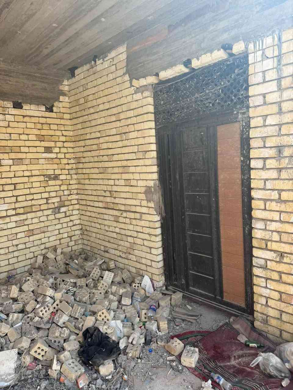 بيت مساحة 150 متر بناء جديد طابوك ورفت في جسر ديالى القديم شارع السواعد يحتوي على غرف نوم عدد2 وصالة واستقبال وحمامات داخلية وخارجية زراعي سند 25 سعر البيت 65مليون وبي مجال الاتصال هاتف ***********و***********يوجد وتساب
