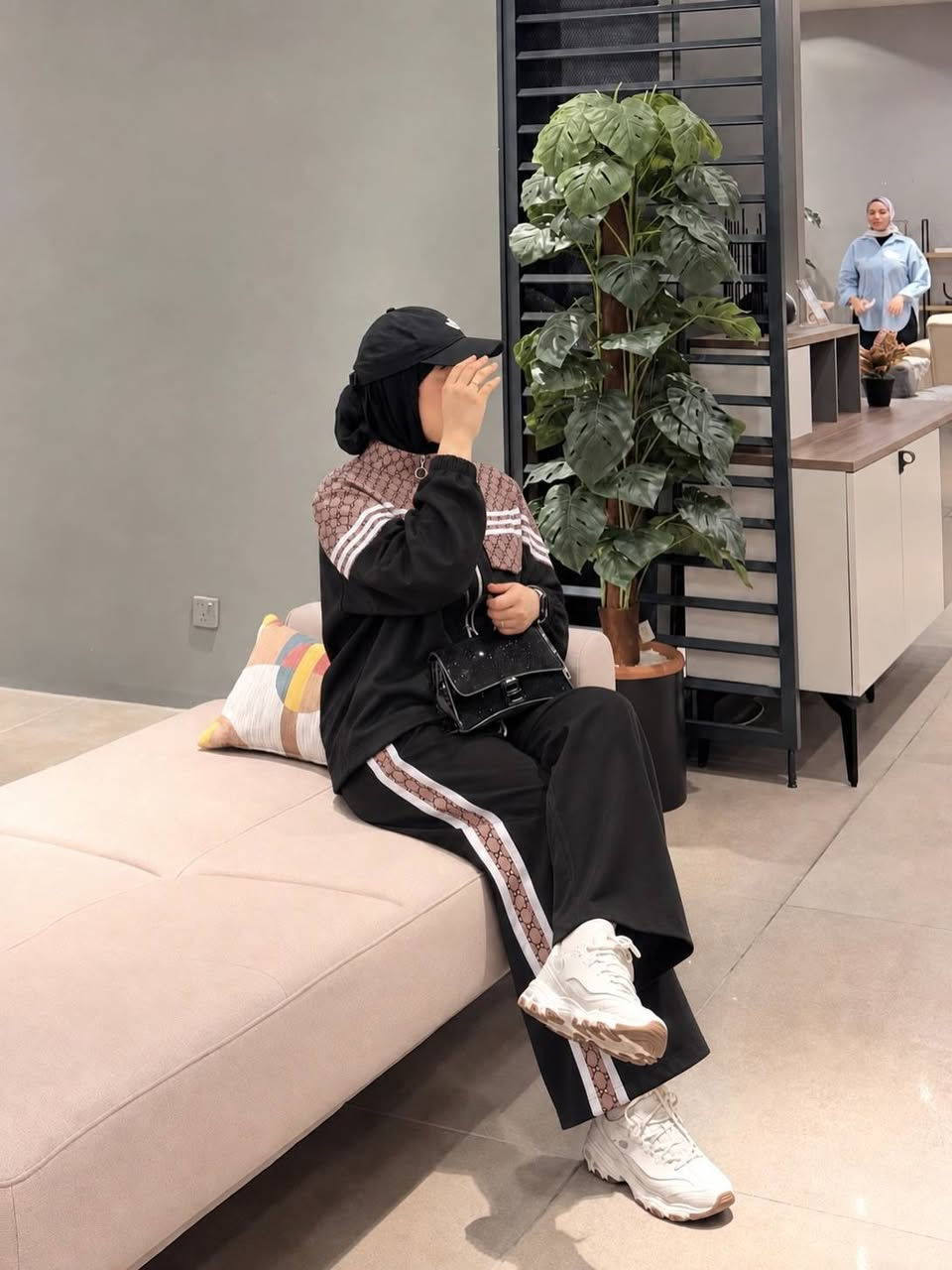 طقم رياضي هاف مريح
طول القميص 75 سم 
خامه دابل ايطالي كوالتي عالي 
قياسات 38 40 42 44 46 48 
الفحص ب وجود المندوب اي اختلاف مرجوع 
السعر 25 الحجز خاص او واتساب
