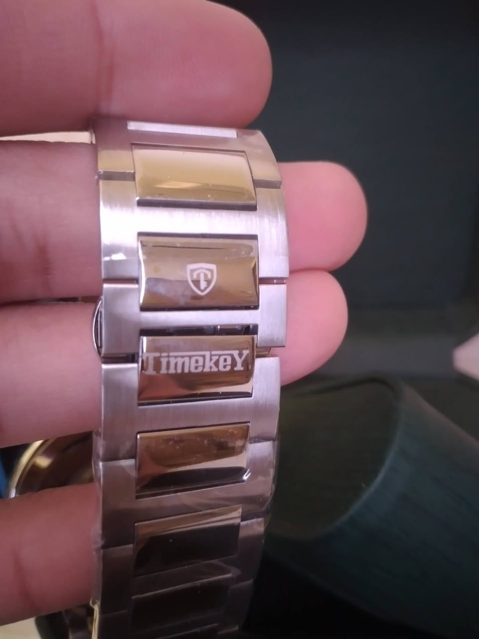 ⌚ ساعة Timekey الفاخرة للرجال (أوتوماتيك) ⌚
حركة أوتوماتيكية: تعمل تلقائياً مع حركة معصم اليد بدون الحاجة لبطارية.تصميم ميكانيكي مكشوف: هيكل داخلي (Skeleton) يتيح لك رؤية حركة التروس والماكينة بدقة مبهرة.عدادات متعددة الوظائف: تحتوي على عدادات فرعية لعرض الأيام، التواريخ، بالإضافة إلى مؤشر أطوار القمر (Moonphase) المميز [1.1.2، 1.1.10].جودة ومتانة: هيكل متين مطلي بعناية مع سوار فولاذي (ستانلس ستيل) قوي ومريح في المعصم.إضاءة ليلية: عقارب ومؤشرات مضيئة تتيح لك قراءة الوقت بسهولة في الأماكن المظلمة.

السعر 45 شامل التوصيل
للحجز ***********
