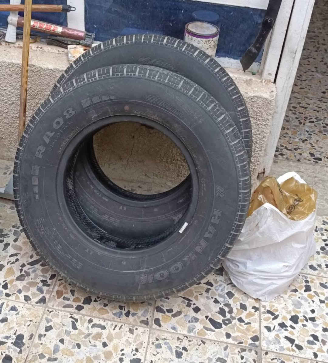 سلام عليكم زوج تايرات بريجو حجم 195/R14 ما مستعملات بس شي قليلل نقشة عالية سعرهن ب40  مكاني نجف حي النصر للاستفسار اكثر اتصل ***********
