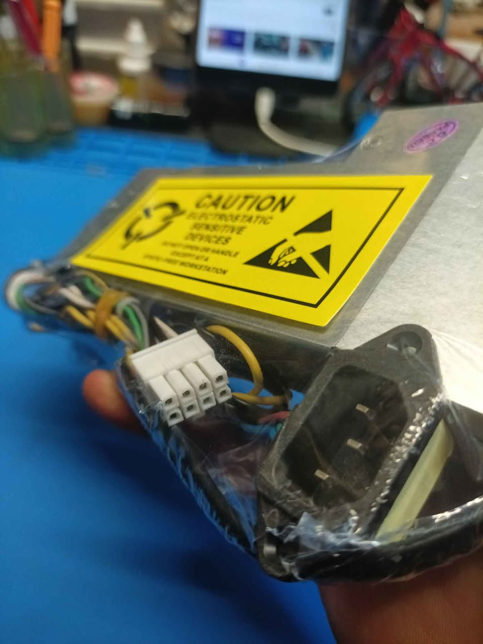 Dell Power Supply):
يُستخدم بشكل رئيسي في أجهزة Dell OptiPlex All-in-One (AIO) (مثل طرازات OptiPlex 7450 AIO وما يماثلها من تلك الفئة المدمجة) وتأتي غالباً بقوة 155 واط. بغداد, العراق
