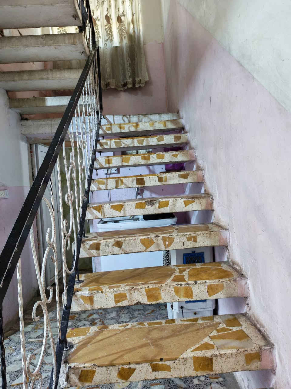 السلام عليكم دار للبيع طابو صرف طابقين 125 متر مربع العبيدي بدايت شارع العابد للاستفسار أكثر اتصل *********** واتساب
