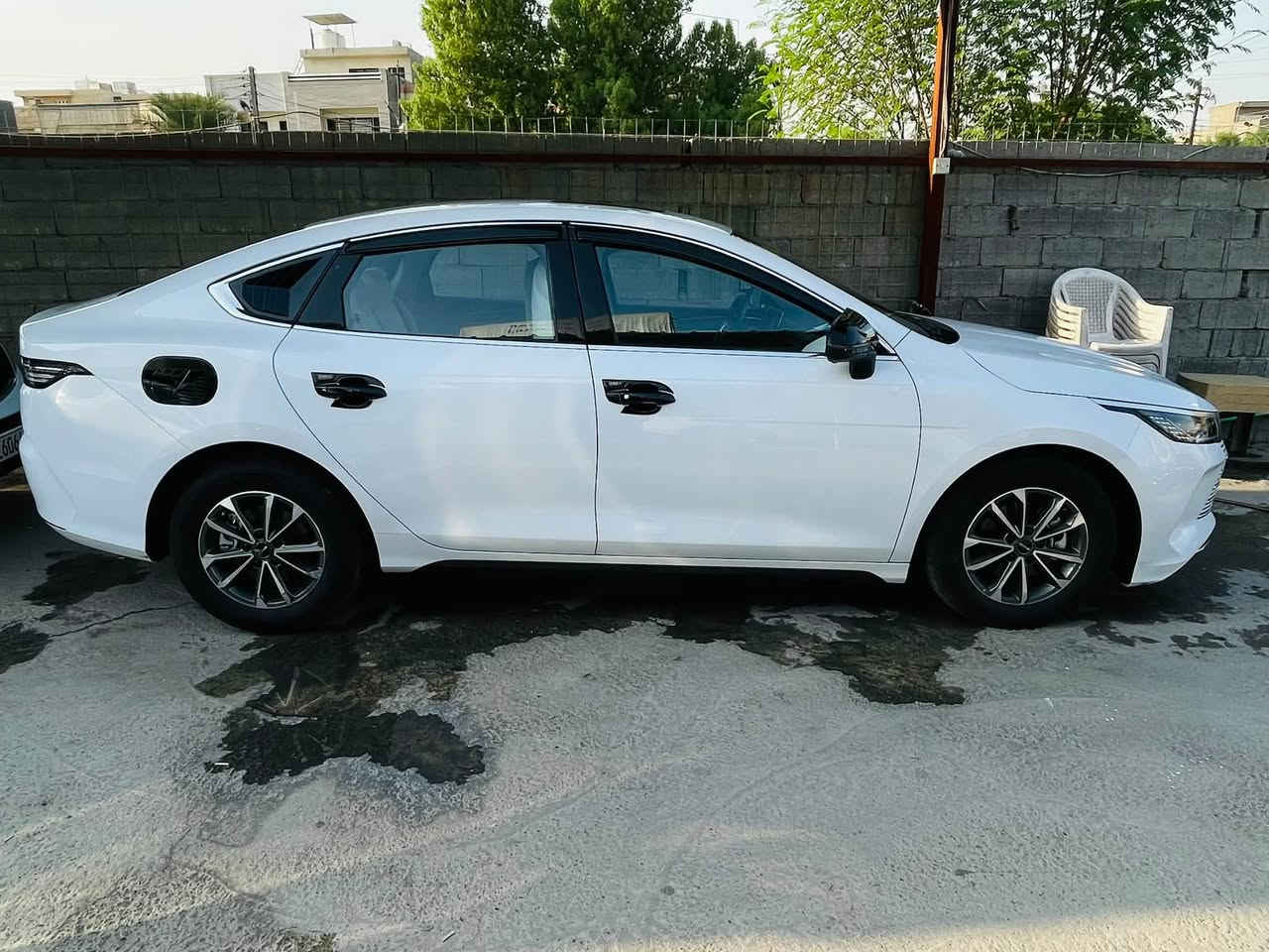 السلام عليكم 
للبيع BYD دستروير موديل 2025 فتحة مواصفاتها معروفه السيارة كفاله ممشاها 7800 بيها بس رصعات بصيطة مال شارع السعر 21300 وبيها مجال بسيط 
مكانها العامرية شارع المنظمة 
للاتصال ***********

