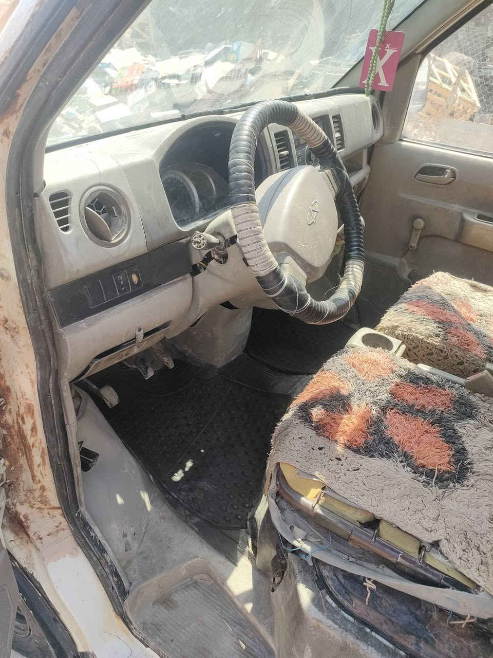 السلام عليكم سياره شيري حمل رقم بغداد سياره نضيفه مكفولة من الضربه و الصبغ و  مكفولة مكينه وكير واكسل مكفول شاصي مكفول تخم تاير صدر جديد كهربائيات كله شغاله سياره جاهزه السعر 25ورقه و بيها مجال و راعيها ما ندل اتعهد سرقة و عشائر  و مكاني بغداد البياع حي الثرات و رقم *********** و ابيع كوم حديد
