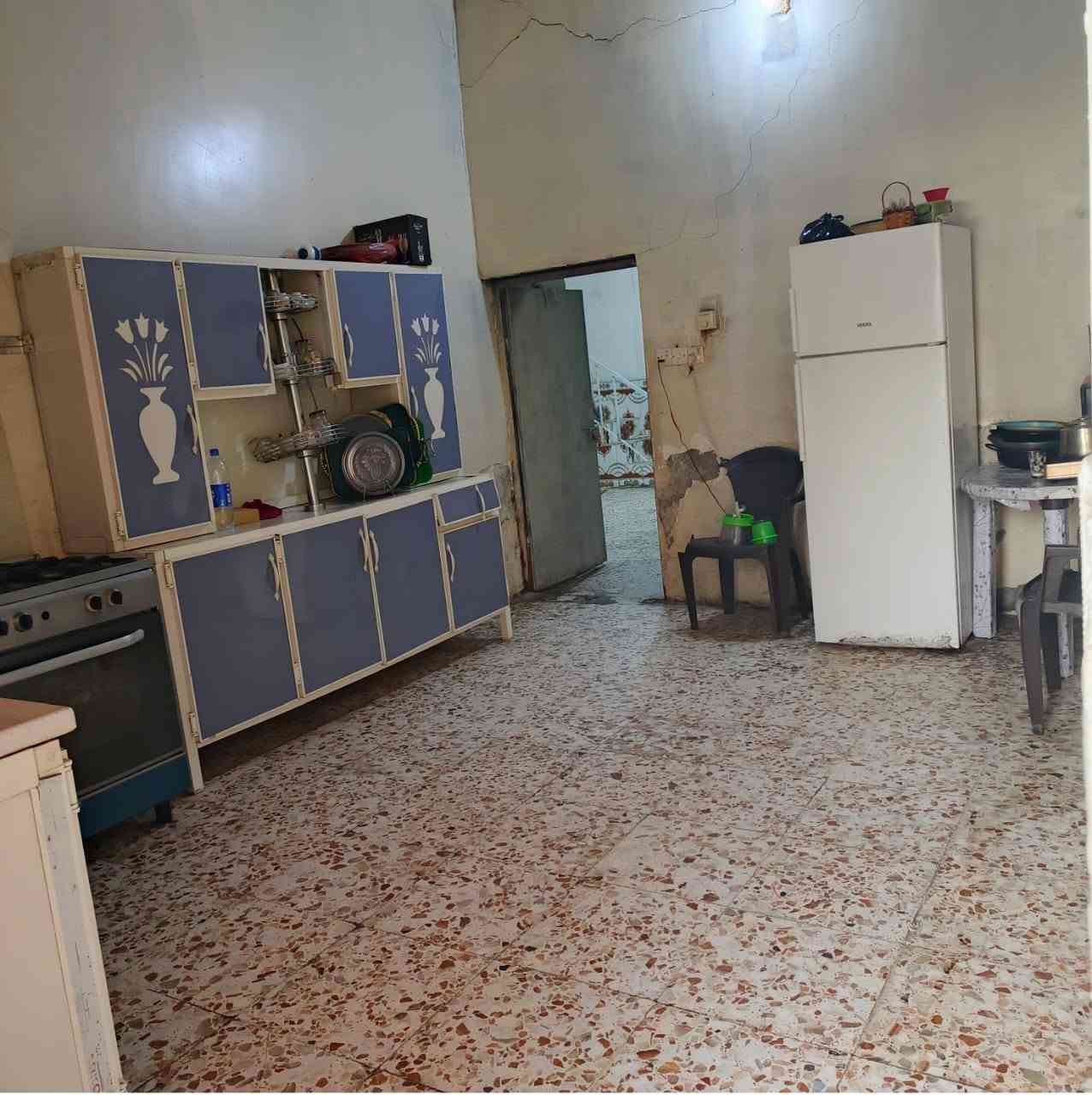 بيت للبيع عنوانه ناحيه الوحده(الحريه)مساحته 250متر يحتوي على غرفتين نوم وصاله واستقبال وترك داخلي وخارجي مابي اي ورقه سعر 55
للاستفسار ***********
