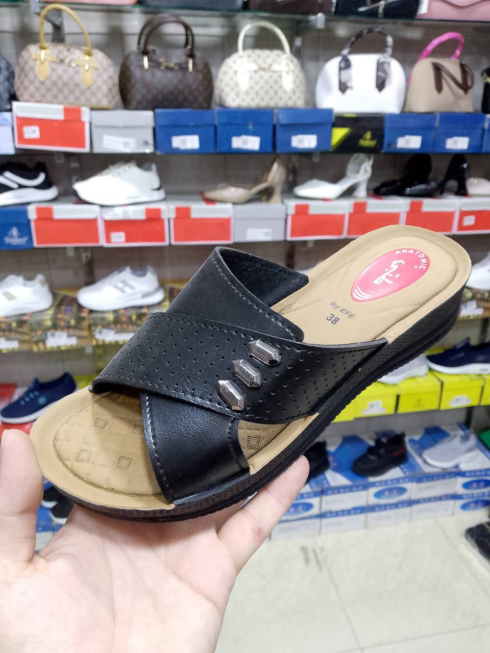 الحمدلله وبفضل الله 🌹 وصول أكثر من موديل جديد داخل معرض اميرتي للحقائب والأحذية 🛍️✨

👡 تشكيلة كبيرة ومتنوعة من الشحاطات:
👨 رجالي
👦 ولادي
👧 بناتي
👩 نسائي
👶 أطفال

🔥 الأسعار من 3 آلاف إلى 5 آلاف فقط
أسعار مناسبة للجميع، وجودة وموديلات ترضي مختلف الأذواق ❤️

✨ أكثر من موديل وشكل ولون
✨ قياسات متنوعة
✨ ومستمرين وياكم بتوفير البضاعة الجديدة بشكل يومي، وما نخليكم محتاجين أي شي إن شاء الله 🙏

📍 العنوان: خانقين – قرب سوبر ماركت فرمان وقرب مدرسة الجرير

🚚 التوصيل داخل خانقين فقط 2000 دينار
📲 للحجز والاستفسار واتساب:
***********

🔥 احجزوا موديلكم قبل نفاد الكمية 🔥
معرض اميرتي للحقائب والأحذية — أسعار نعتادكم عليها وبضاعة مستمرة وياكم ❤️
