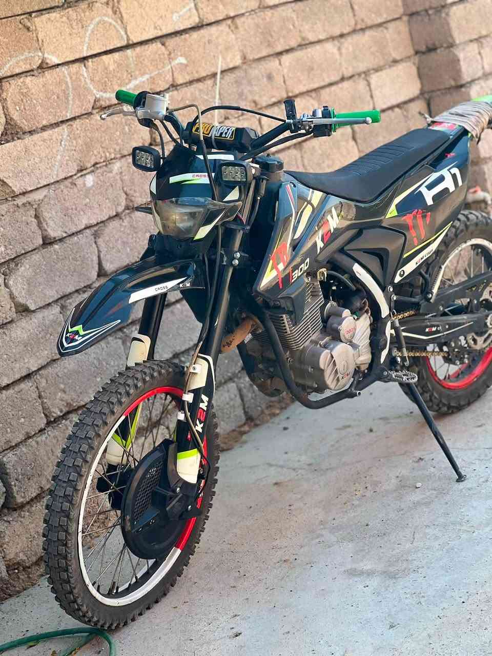 السلام عليكم 
قفاز لبيع 
نوعيه K2M
محرك 300cc✈️✈️
نشاط فول 
نضافه فول 
محرك ما مفتوح شرط 
شرط من التاير لي التاير 
موديل 2024 
لستفسار ***********
