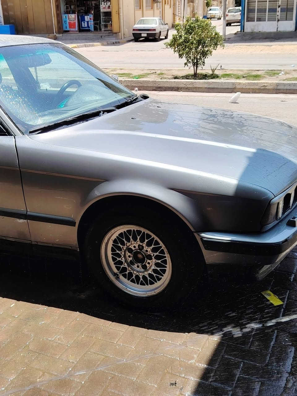 ---

*للبيع BMW 525 موديل 1990* 🚗

*المواصفات:*
- *المحرك*: كازت - ابيع كور
- *الرقم*: بابل الدولي بأسمي تحويل مباشر
- *الداخل*: جلد اسود مطعم بمخمل
- *الحالة*: حدادية نظيفة، كير مضبوط، باتري جديد
- *السيارة*: مابيها اي نقص

*السعر*: 45 ورقة وبيها مجال للشراي  
*المكان*: النجف

*للاستفسار:*
***********  
***********

---
