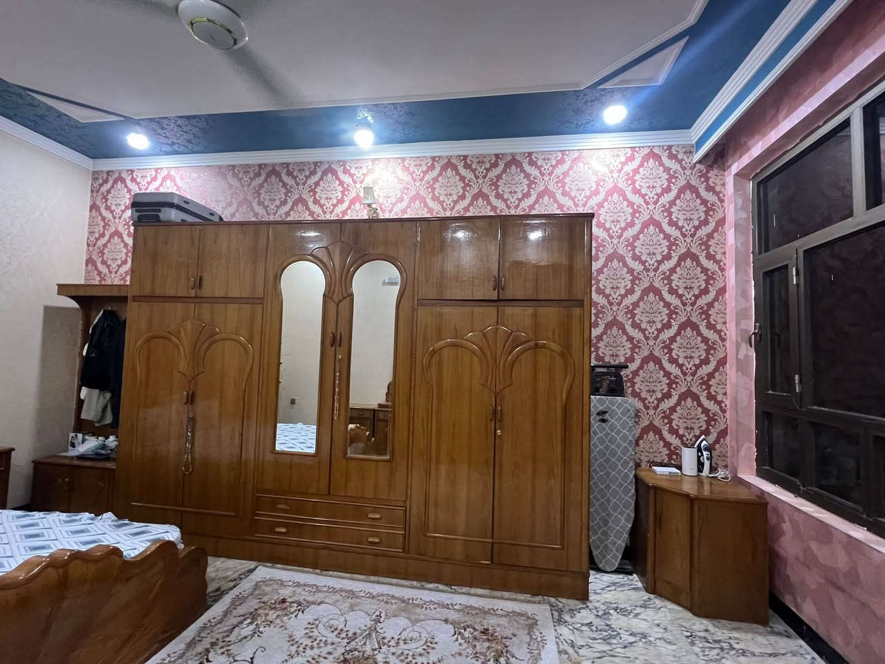 غرفه صاج عراقي 100‎%‎ ست بيبان مع ملحق وزاتين جانبيه و ميز تواليت و كومدي سعرها مليون ونص وبيه مجال للتواصل اتصال على هذا الرقم (***********) عنوانه حي جيمله شارع العقيله زينب قرب جامع مجيسر

