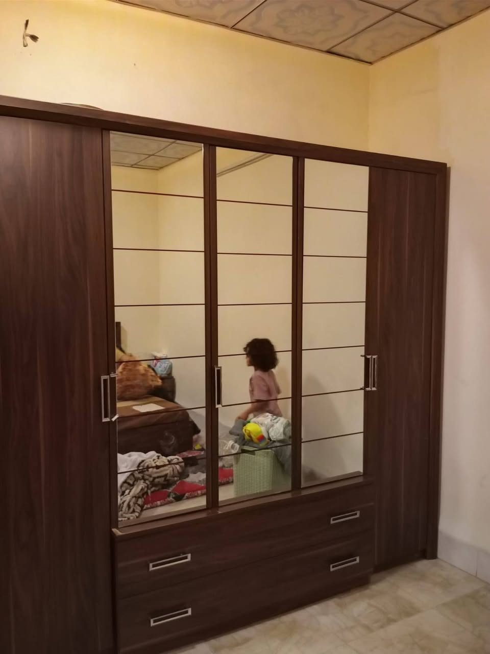 غرفه نوم ابوب 5 نظيفة 6 قطع هيه ودوشكها العنوان كاني كرده جامع الرحمن بشارع المقابيل الحديقه *********** راسلني على الواتس أو خاص وتدلل
