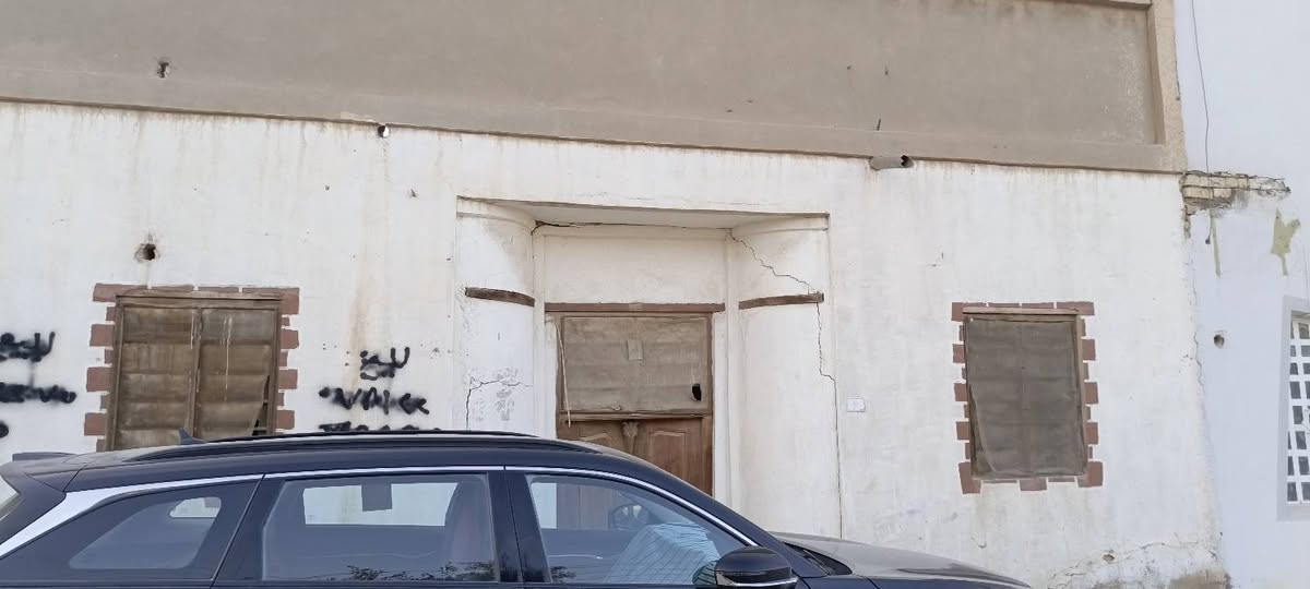 دار معروض للبيع بالجديدة الثالثة  طابو صرف البيت قديم  بحساب  عرصة  مقابيل سياج مدرسة  ثالث بيت عن شارع حنون التجاري مساحته بالسند ١٤٣ وواقع حال ١٥٦ الواجهية ٩ متر شارع عرضه ١٢ متر بأسم واحد وليس ورثة رابع فرع عن تقاطع الرحباوي للأستفسار على الرقم ‏‪***********‬‏ النجف, العراق
