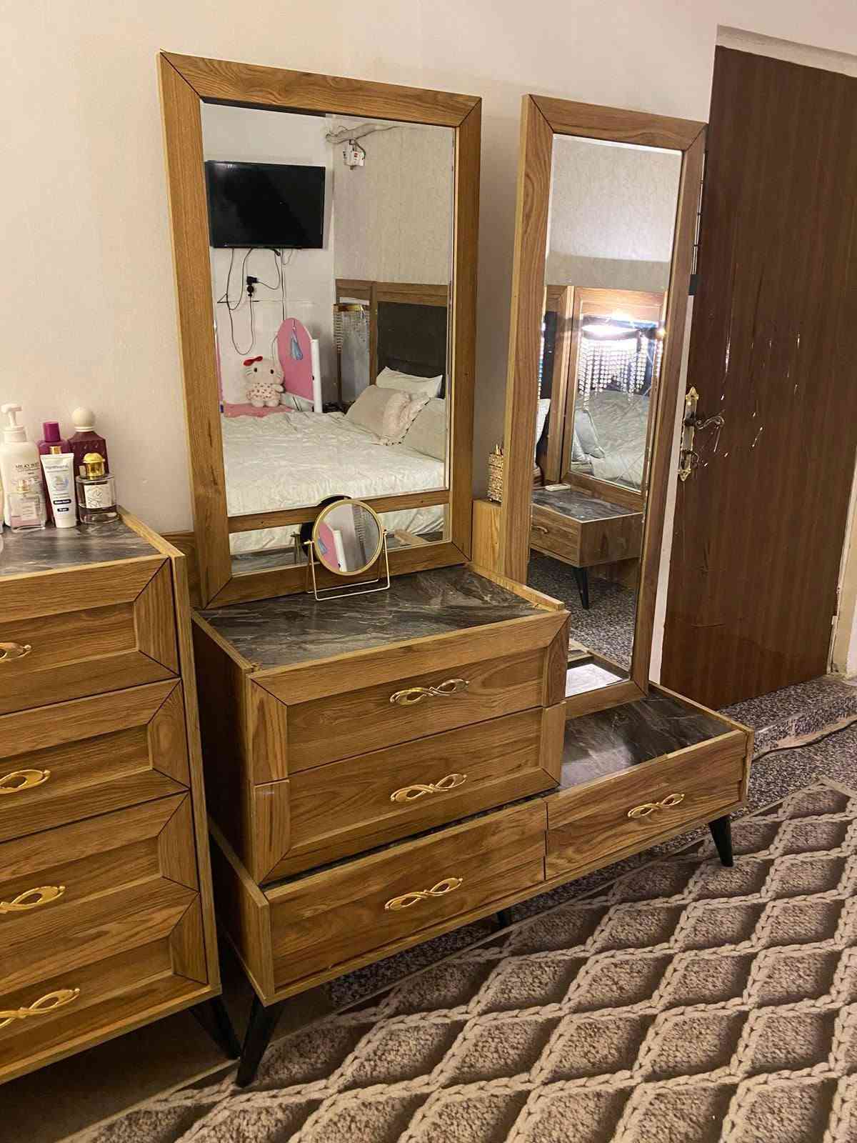 🛏️ غرفة نوم تركية للبيع – نضيفة جداً ✨
غرفة نوم تركية مستعملة بحالة نضيفة جداً، حجمها جبير ومميزة، ومناسبة للغرف الواسعة 🏠

🔸 عدد القطع: 8 قطع
🔸 حجم جبير وتصميم أنيق
🔸 خشب متين وحالة ممتازة
🔸 السرير يحتوي على مخزن
🔸 الزاوية تحتوي على مراية + مخزن
🔸 الغرفة كاملة ومرتبة وجاهزة للاستخدام

💰 السعر: 800 ألف دينار
🤝 وبيها مجال للشراي للجادين

📍 الموقع: سبع البور – الـ4000
📞 للاستفسار: ***********

🔥 غرفة مرتبة ونظافتها جداً ممتازة، تستاهل المعاينة!
