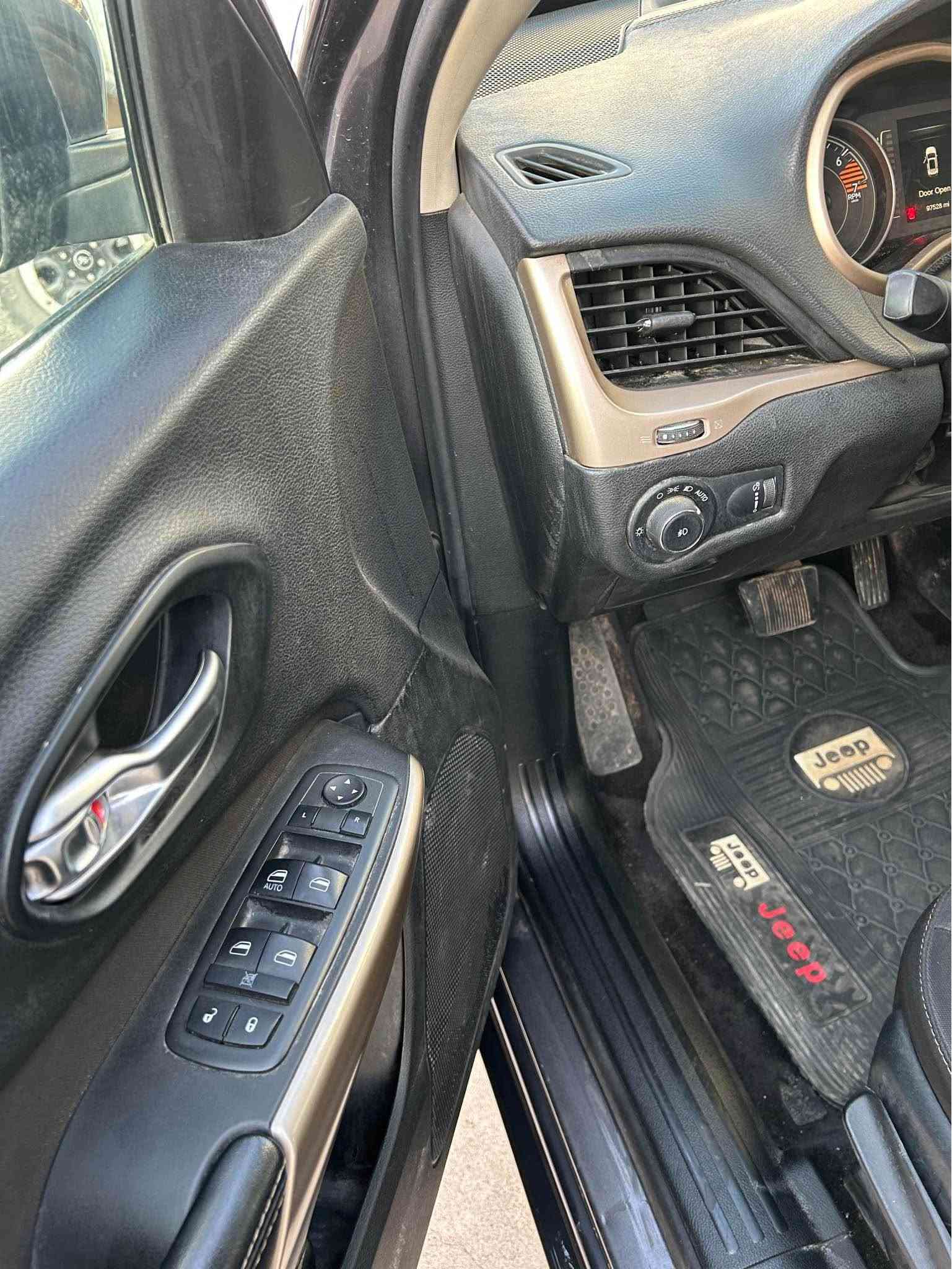 Jeep cheroke 2018
جێب شیرۆكی ٢٠١٨
______
مواصەفات عادی
دەبل اكسل
تەبرید مەركەزی
نیو بەصمە
ویل ڕەش
لایت اوتۆ 
كشن اوتو
٤مۆدی لێخوڕین

دەعمی(چامڵغ و بۆنیت سبوغە و ایڕباگ سوكان و شان تەقیوە
٩٧هەزار مایڵ ڕۆشتووە
 سعری ١١٢$
***********
*********** أربيل, العراق
