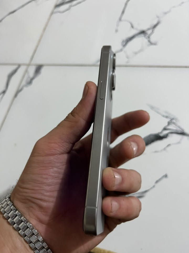 للبيع ايفون ١٥ برو ماكس بطاريه ٧٧ جهاز نضيف ماداخل تصليح ويا كيبل وكارتونه السعر ٩٠٠الف  ***********واسط عزيزية

نص مكتوب في الصور:
- حالة البطارية
- الخدمة
- حالة بطارية هذا الـ iPhone متدنية جدًا. يمكن استبدال البطارية عن طريق أحد مزودي خدمة Apple المعتمدين لاستعادة المستوى الكامل للأداء والقدرة.
- العثور على خيارات الخدمة...
- قد تكون خدمة البطارية مغطاة بالضمان. حول البطارية والضمان...
- الحد الأقصى للقدرة
- ٧٧٪
- هذا قياس لقدرة البطارية مقارنة بقدرتها عندما كانت جديدة. قد تتسبب القدرة المنخفضة بتقليل ساعات الاستخدام بين عملية الشحن والأخرى.
- عدد الدورات
- ۱۰۲۹
- هذا هو عدد مرات استهلاك iPhone لقدرة البطارية. معرفة المزيد...
- تاريخ التصنيع
- كانون الثاني ٢٠٢٤
- أول استخدام
- حزيران ٢٠٢٤