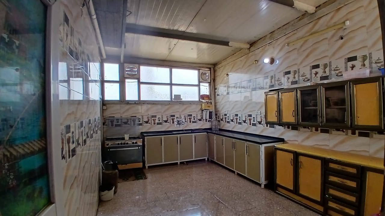 السلام عليكم  بيت للبيع يحتوي عله 4 غرف ومطبخ ومضيف
 كبير ومجمعات صحيات 2 ومحل مطل عله شارع المدرسه في محافظة بابل / بطفيل قرب مدرسه الهجرتين  الي يحب يشتري يتصل عله الرقم ***********
ملاحظه البيت الي يشتري يكدر يسوه بيوت اثنين

