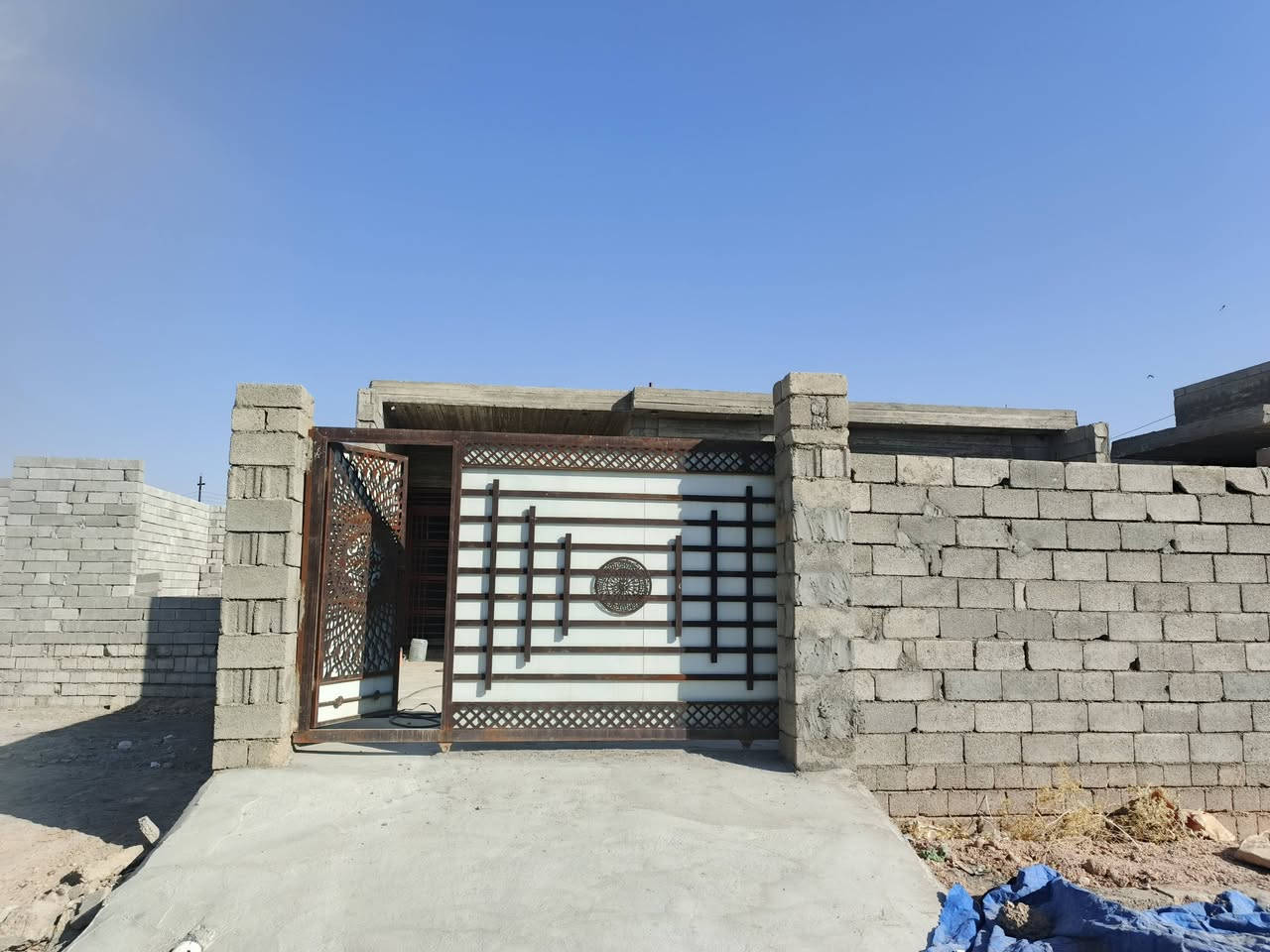 السلام عليكم هيكل للبيع مساحه 250متر كامل مي مجاري صبه لاش البيت 30 وبي مجال البناء فول تعال وشوف بعينك ***********

