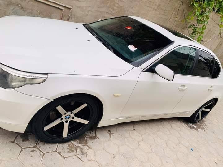للمراوس
Bmw E60 M5 2008 
كصة جنطة فول الفول ادخل على النت وشوف مواصفاتها 
متؤم شمالي دولي على الشاصي 
المكان ذي قار 
صاحب السيارة 
***********
