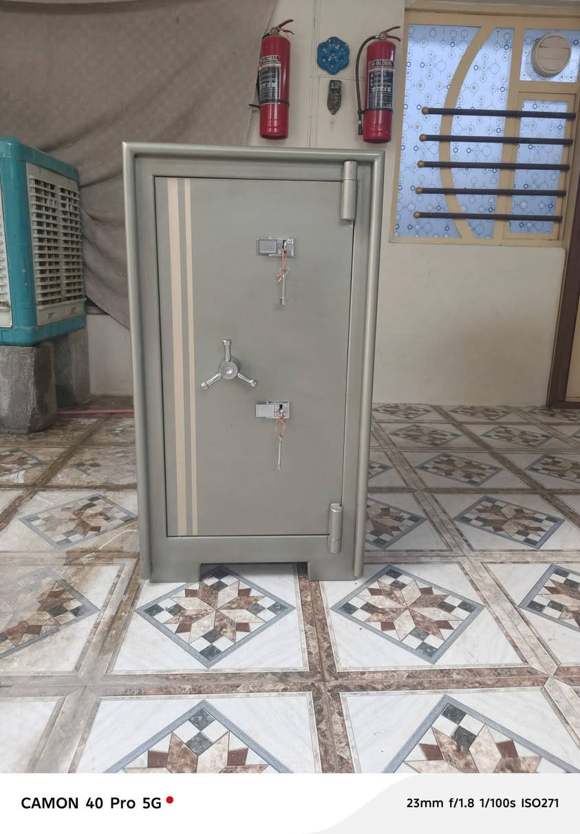 قاصه  للبيع حجم ثقيل وزن 290 كيلو ارتفاع 1م عرض 53 عمق 50  ضد الحريق والكسر تصلح للبنوك ومكاتب الصيرفه  *********** عنواني صلاح الدين ، بلد
