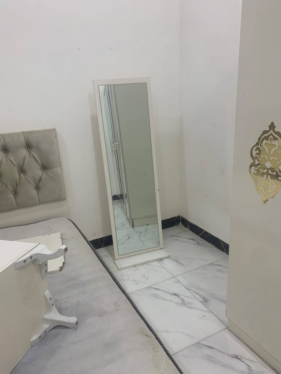 للبيع غرفه نوم 6قطع السعر 250مكاني الديوم شارع 60.   ***********
