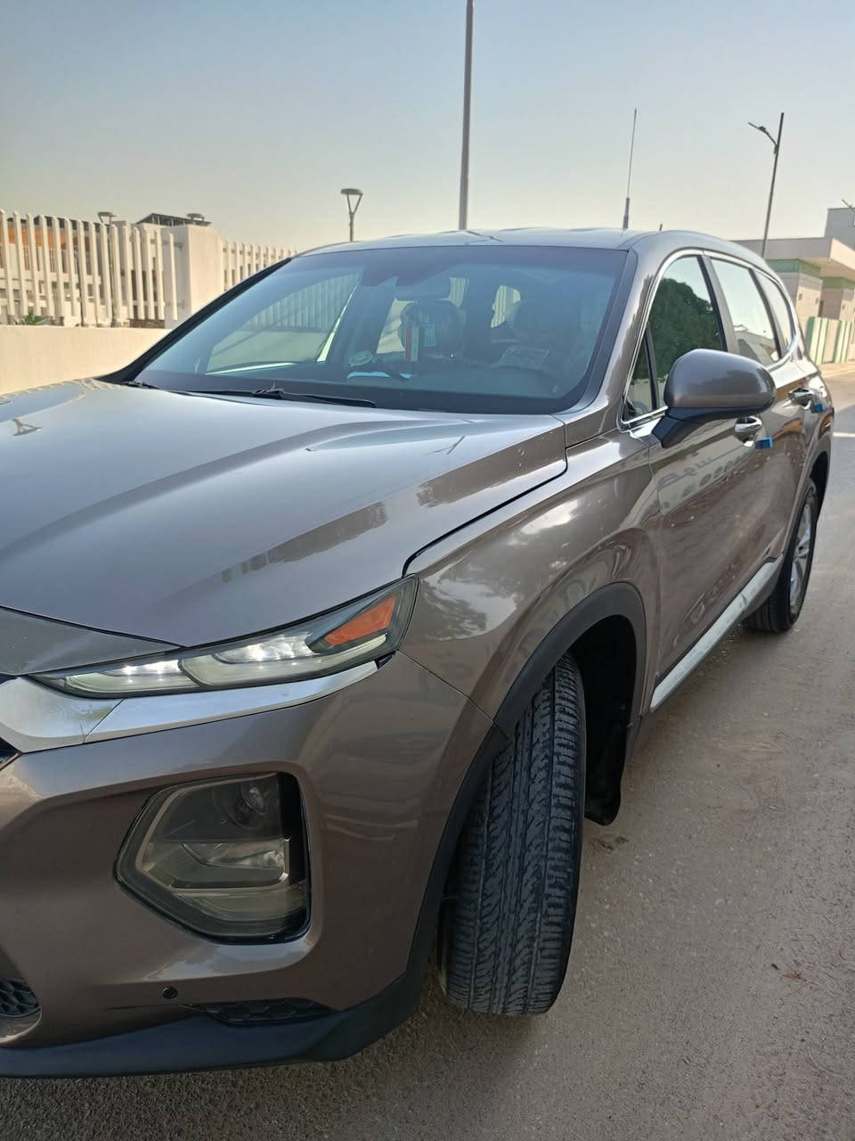 السلام عليكم بيع مستعجل سنتافي مديل 2019  (سعرها 150$ وبيها مجال حك الجيه) سياره بيها ضربه خفيفه ركن الجاملغ وحافة البنيد بدون داخل وصبغ قليل جوه قبق البانزيز السياره جديده ماشيه 50الف.مواصفاتها رادار امامي ورادار جانبي ورادار خلفي  شاشه جبيره تبريد ثلج  تثبيت مسار ووقوف ذاتي اوتو هولد سايد بريك بصمه فول تحكمات ستيرن تبريد خلفي محرك 4سلندر جديد سياره ماناقصها برغي مكاني نجف للاستفسار: ***********
