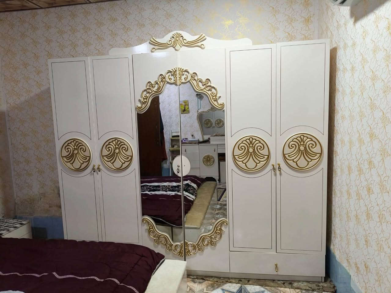 السلام عليكم
يوجد غرفة خشاب 

 نوع تركي

نضيفة حيل 

سعرها 550 وبيها مجال قليل
مكاني الزويه
هـ ***********
