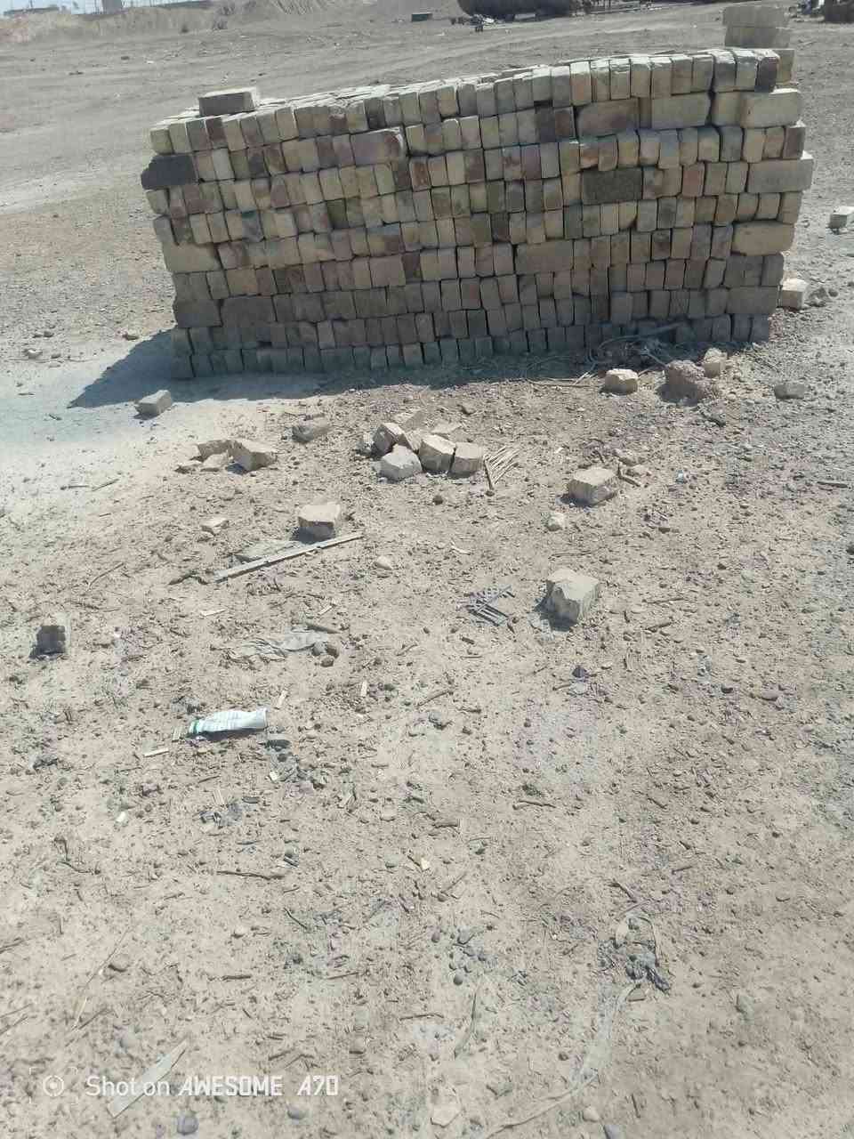 يوجد طابوق مناسب. فوك الدبل 
العنوان معامل الطيب
*********** عمارة, ميسان

نص مكتوب في الصور:
- Shot on AWESOME A70