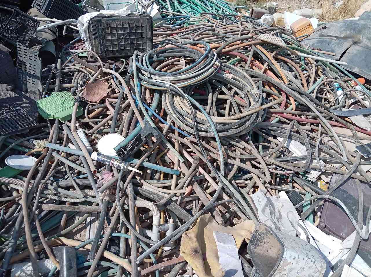 يتوفر عندنا.. ساحة القيارة 
سقف ثانوي مثروم نظيف بلا براويز
بوري أبيض مجاري عظم او مثروم حسب الطلب
بوري مرشات عظم او مثروم حسب الطلب
صوندة منزلي.. كشر كيبل 
بوري ماء دفن..
جنوب الموصل.. ***********
