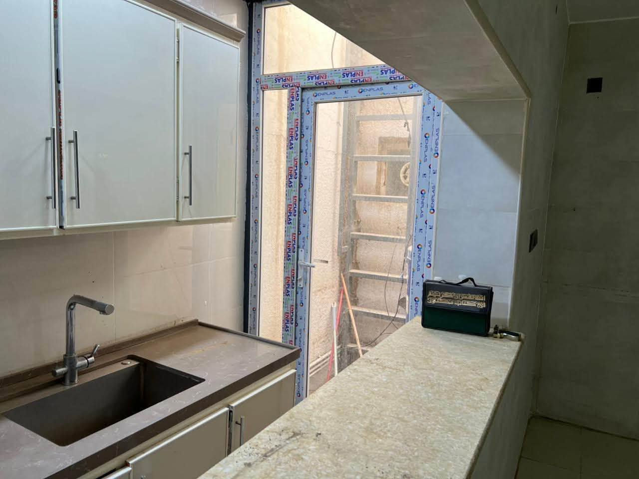 دار للإيجار البيت نضيف جدآ مساحه 100متر طابقين يحتوي ع غرفتين نوم وصاله ومطبخ حار وبارد صحيات عدد 3 
مكان البيت بل مهندسين قريب ع مصطوصف قريب ع دارة الكهرباء /
تواصل ع هذا رقم 
***********
